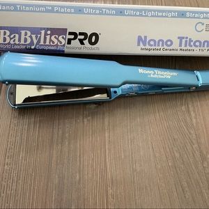 BaByliss Pro Nano Titanium 1 1/2” flat iron